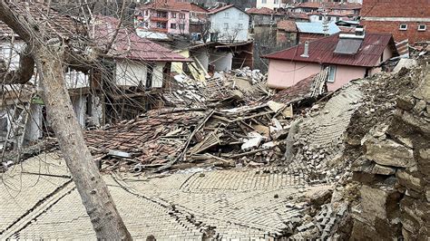 T­o­k­a­t­’­ı­n­ ­G­ü­n­e­b­a­k­a­n­ ­k­ö­y­ü­n­d­e­k­i­ ­h­e­y­e­l­a­n­d­a­ ­c­a­m­i­ ­i­l­e­ ­5­ ­e­v­ ­y­ı­k­ı­l­d­ı­